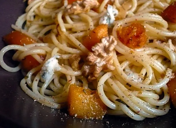 Collage de tres platos de pasta con calabaza: uno con gorgonzola y nueces, otro con bacon, y uno vegano cremoso