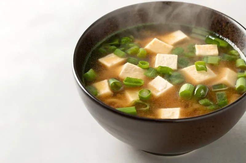 składniki do zupy miso dashi pasta tofu wakame