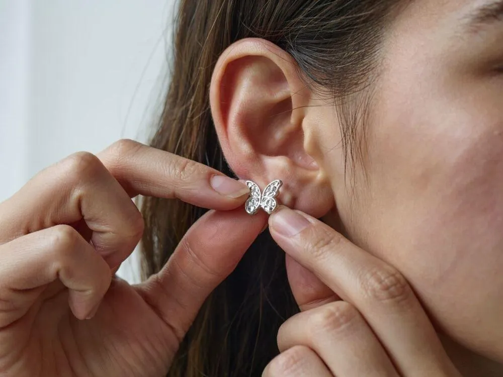 jak zdjąć kolczyki lecznicze motylek