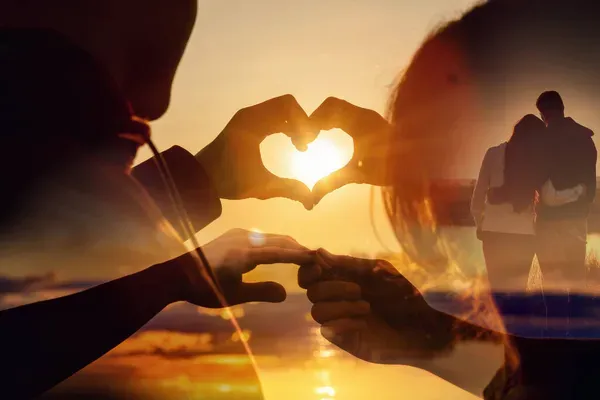 r&oacute;żne pary, dłonie trzymające się, para na tle zachodu słońca, para w deszczu