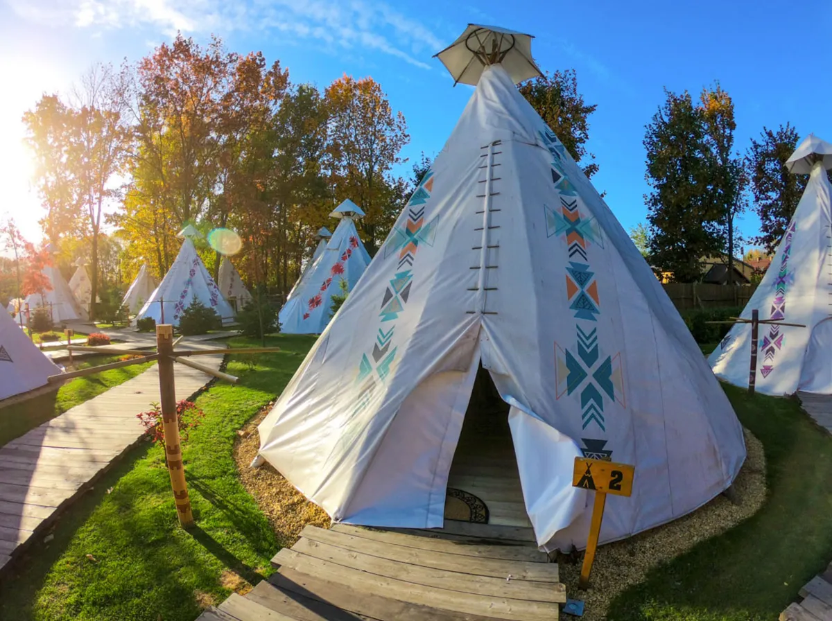 Western Camp Resort Energylandia domki tipi wozy