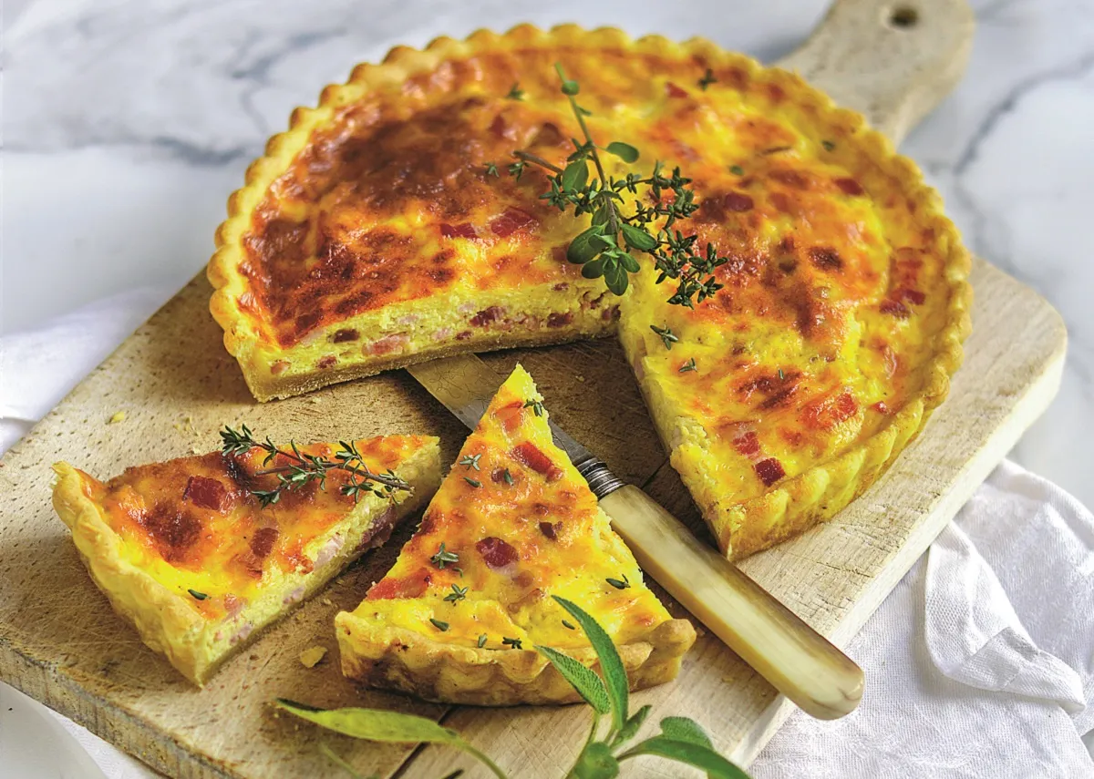 Pyszny quiche z boczkiem i ziołami na kruchym cieście. Idealne przepisy z kruchego ciasta na każdą okazję.