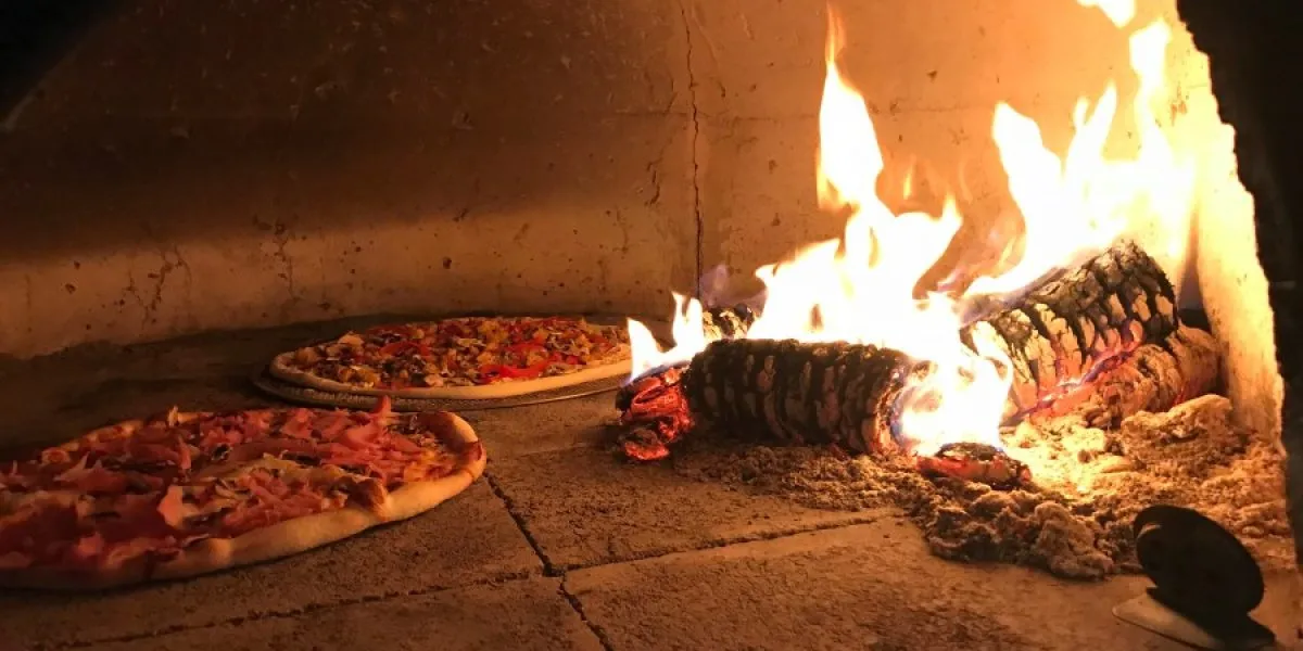 pizza z pieca opalanego drewnem