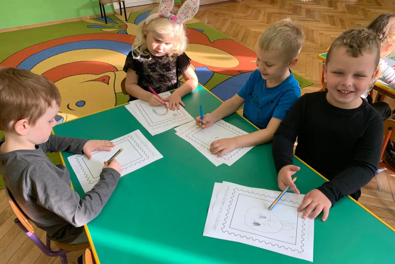 Uczeń piszący kartkę pocztową z wycieczki