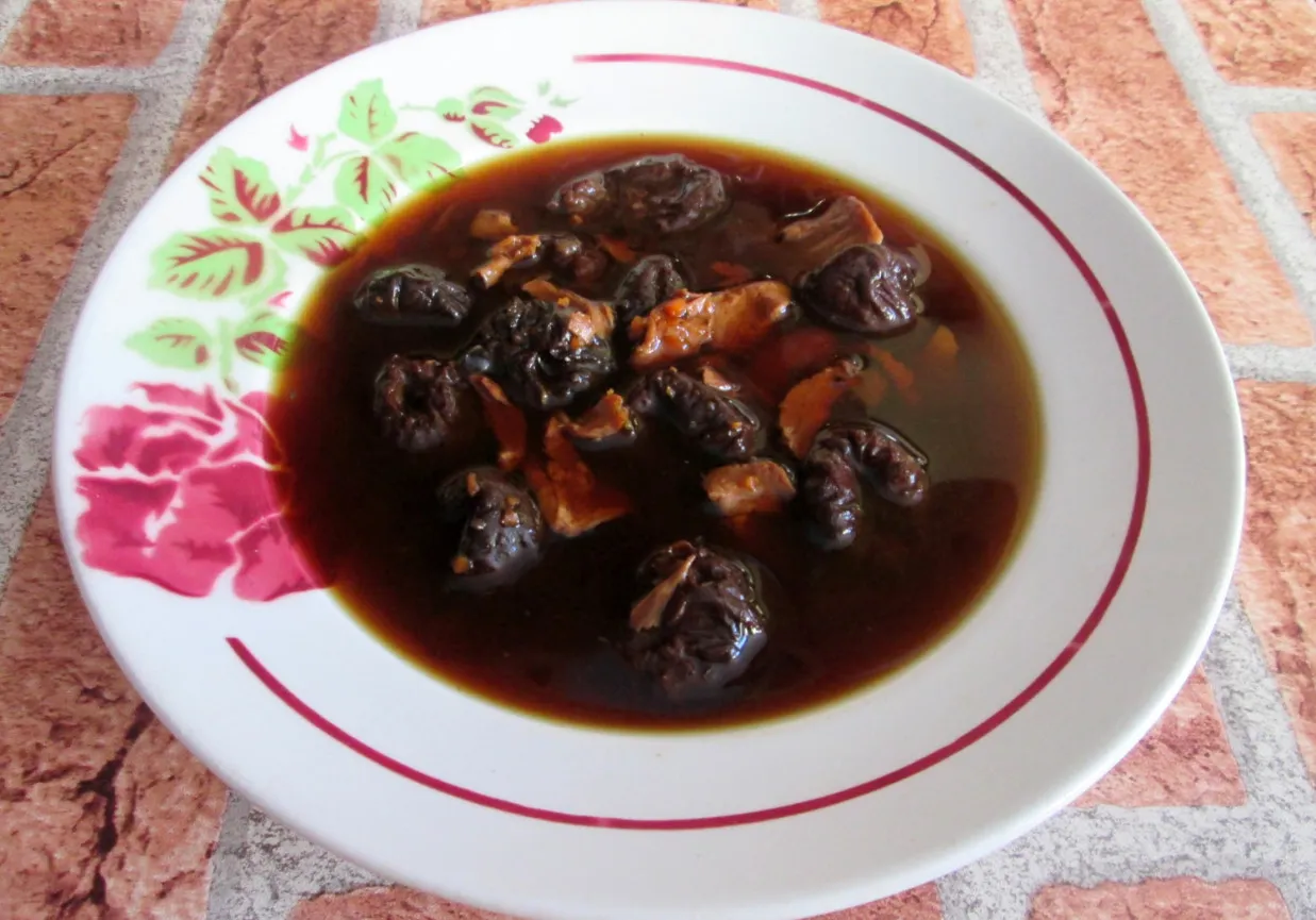 suszone śliwki w zupie grzybowej