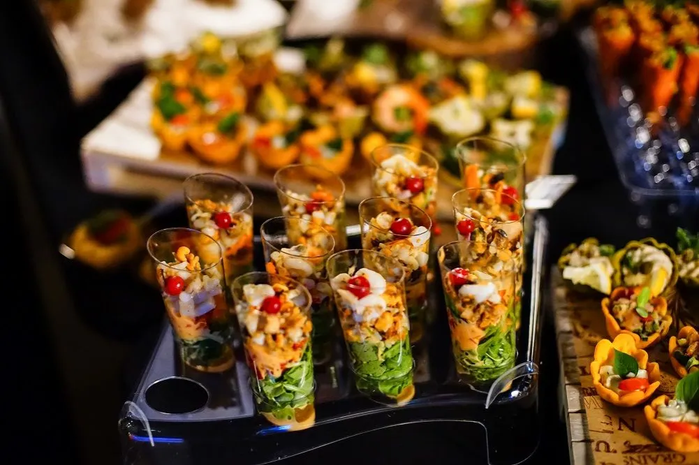 koszt cateringu na przyjęcie urodzinowe