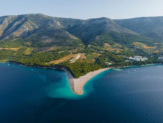 Plaża Zlatni Rat z lotu ptaka