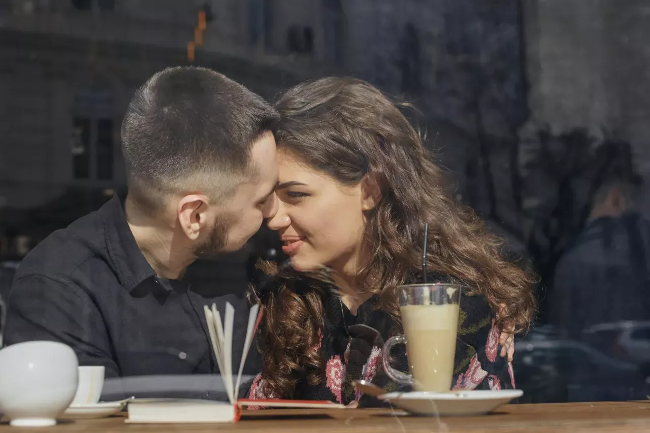 para rozmawiająca na randce, uśmiechnięta, w kawiarni