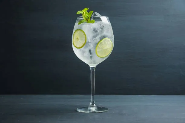 Martini Royale koktajl w kieliszku