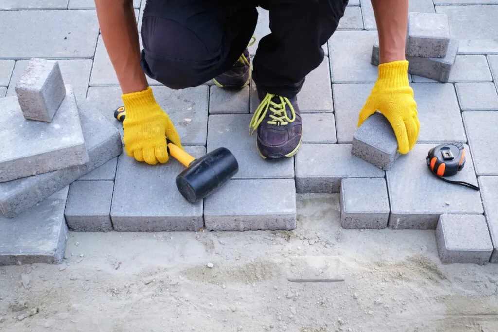 Zdjęcie Jaki cement pod kostkę? Wybierz najlepszy materiał na podsypkę