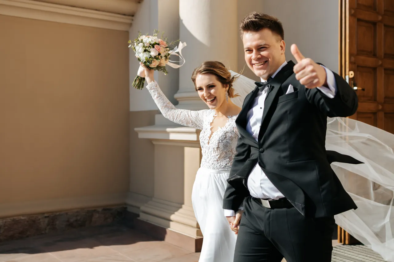 para młoda planująca ślub, fotograf ślubny odbierający maila