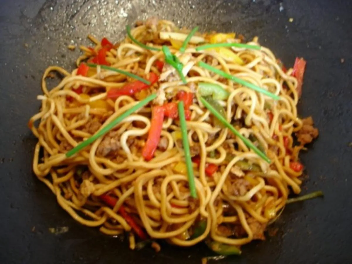 Zutaten f&uuml;r chinesische Bratnudeln