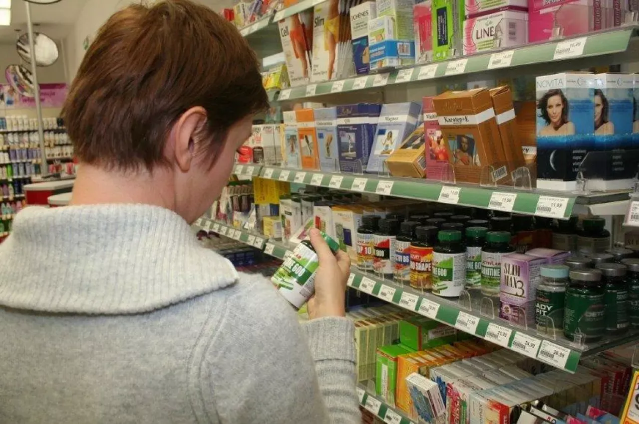 Leki OTC i suplementy diety na tle apteki