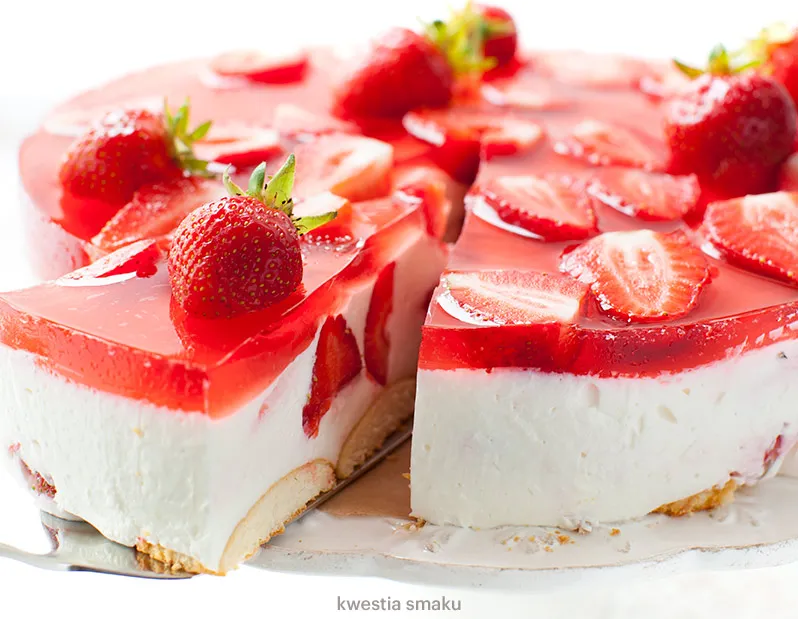 sernik na zimno z galaretką i truskawkami