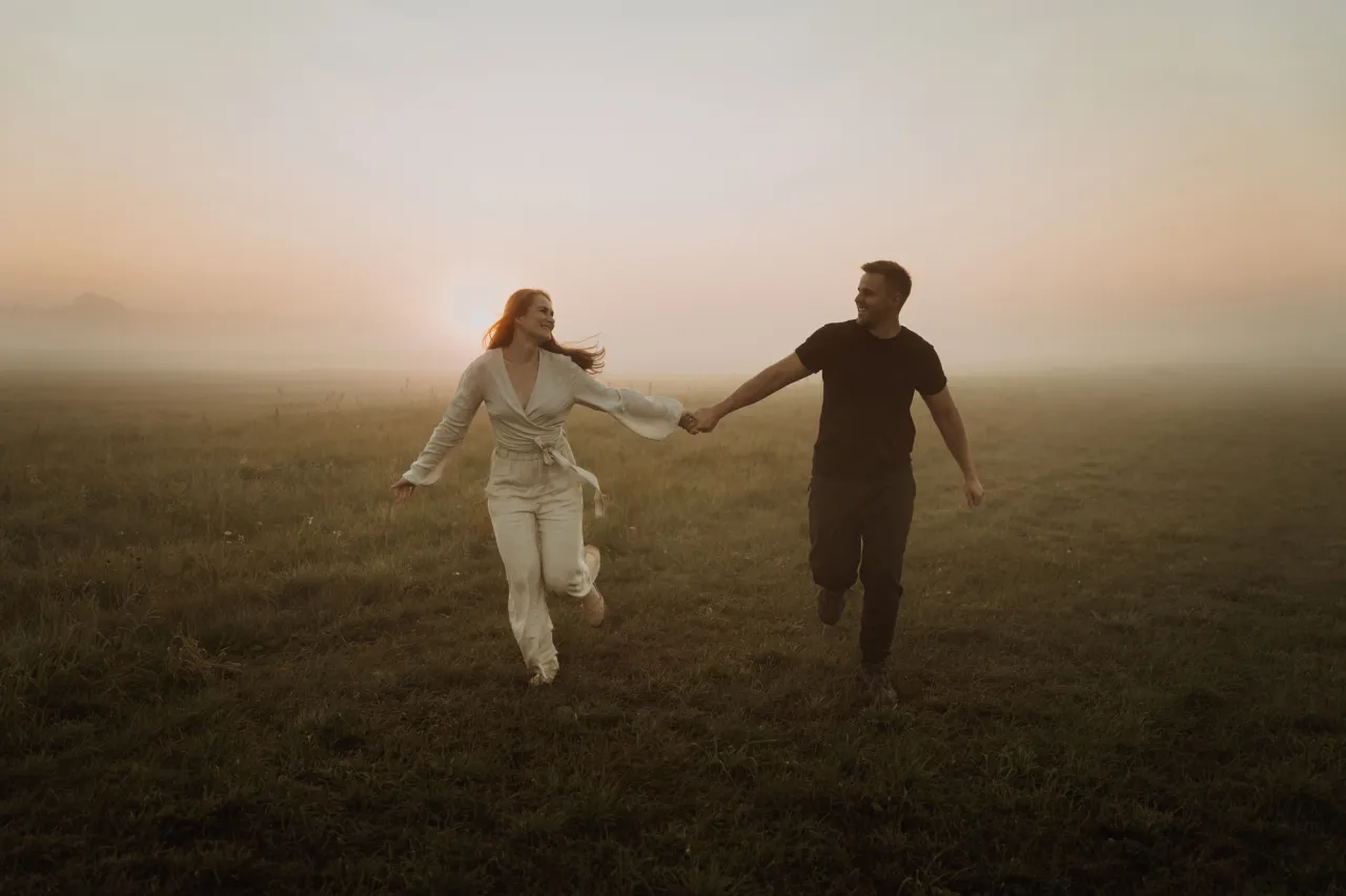 Szczęśliwa osoba biegnąca o wschodzie słońca