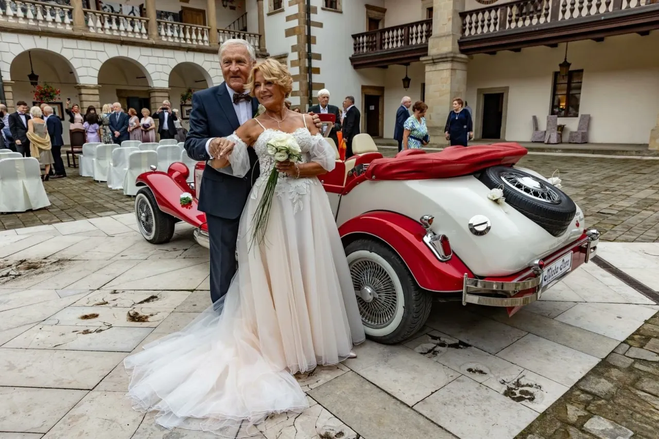 para seniorów świętująca 35 rocznicę ślubu w ogrodzie