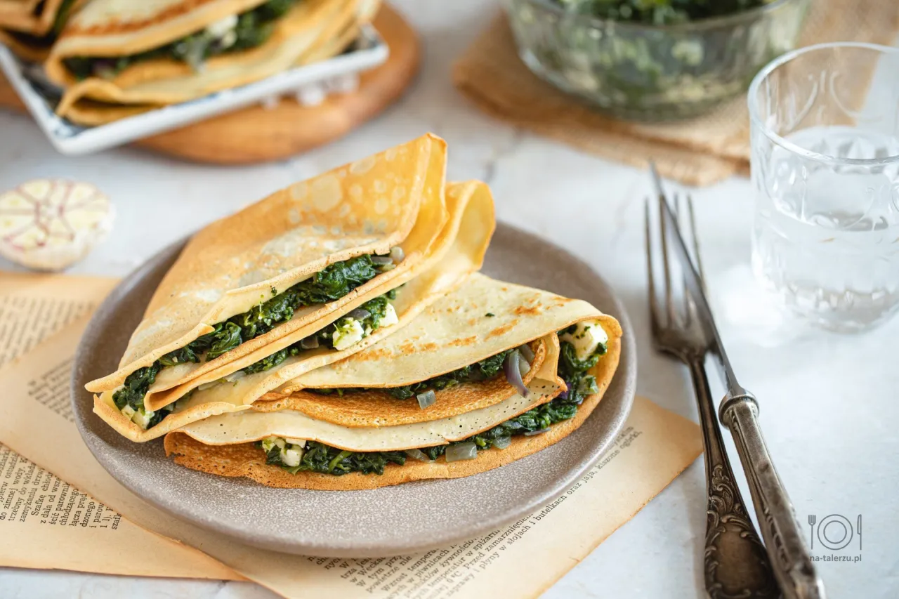 naleśniki ze szpinakiem i serem feta na talerzu