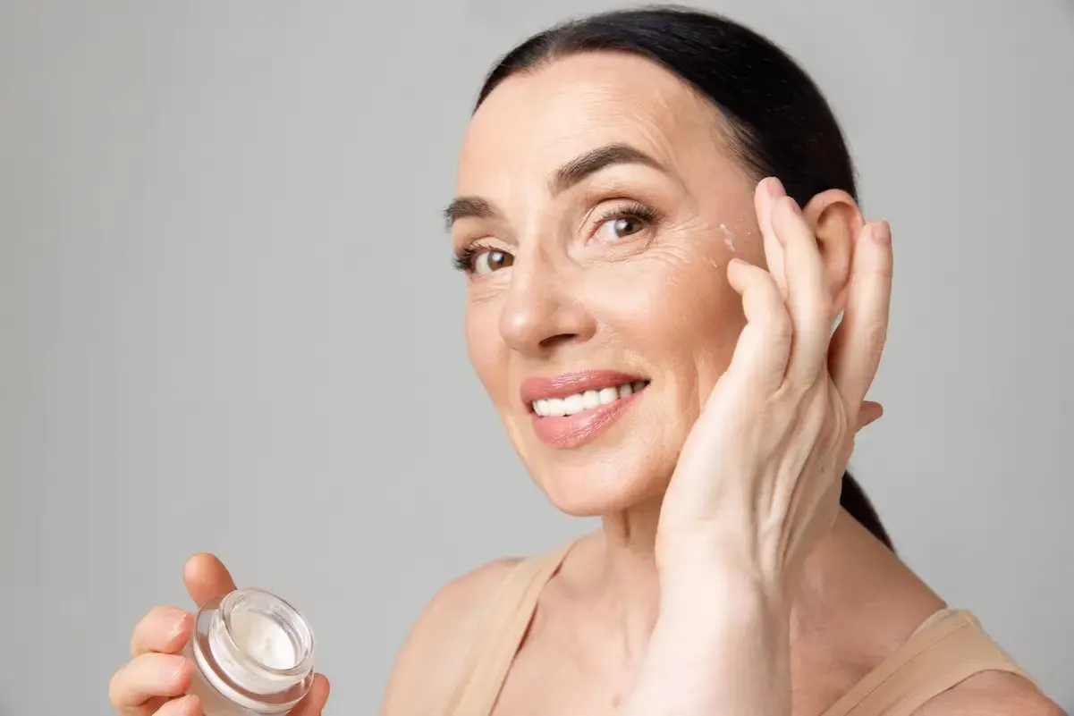 Kobieta z ziemistą cerą i kobieta z promienną cerą porównanie