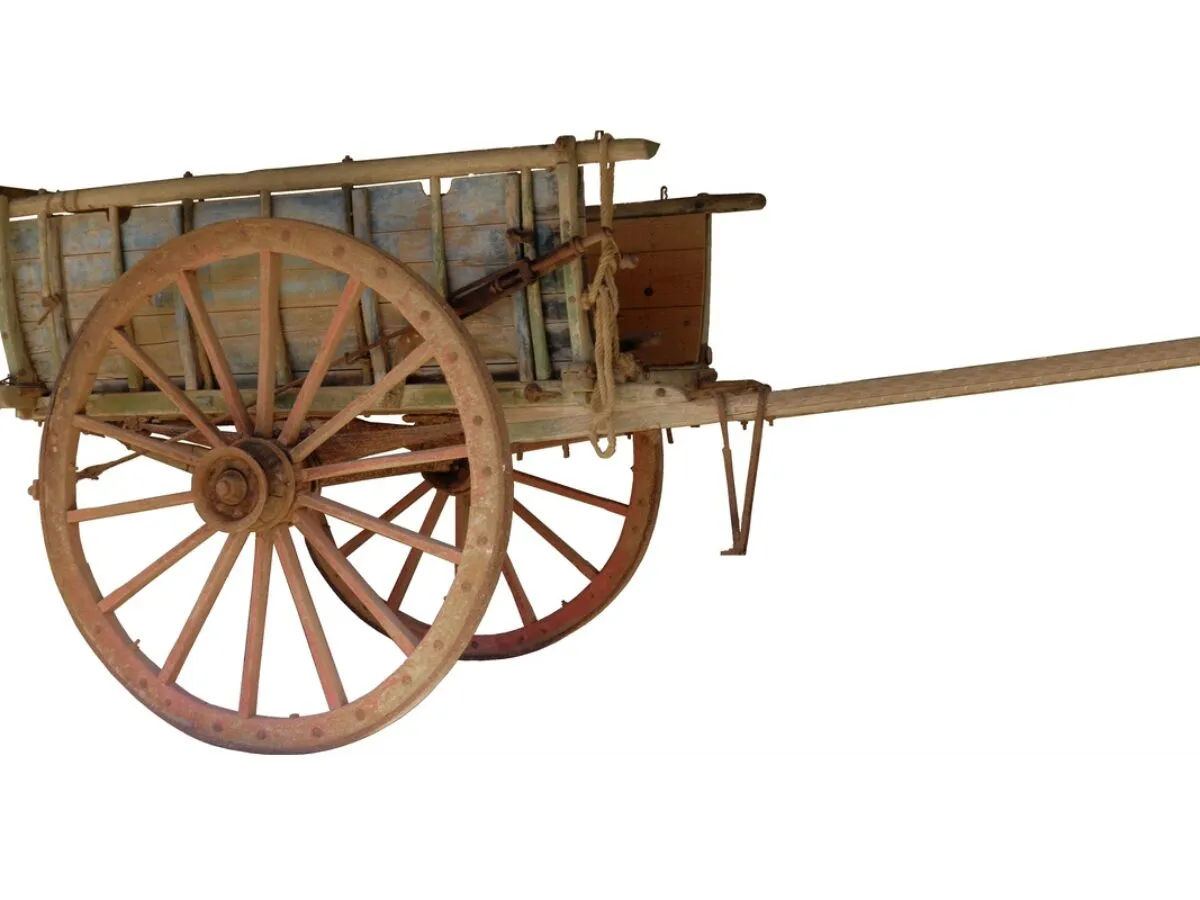 Drewniany wóz z kołami, symbol tego, co dało wynalezienie koła: transport i rozwój cywilizacji.