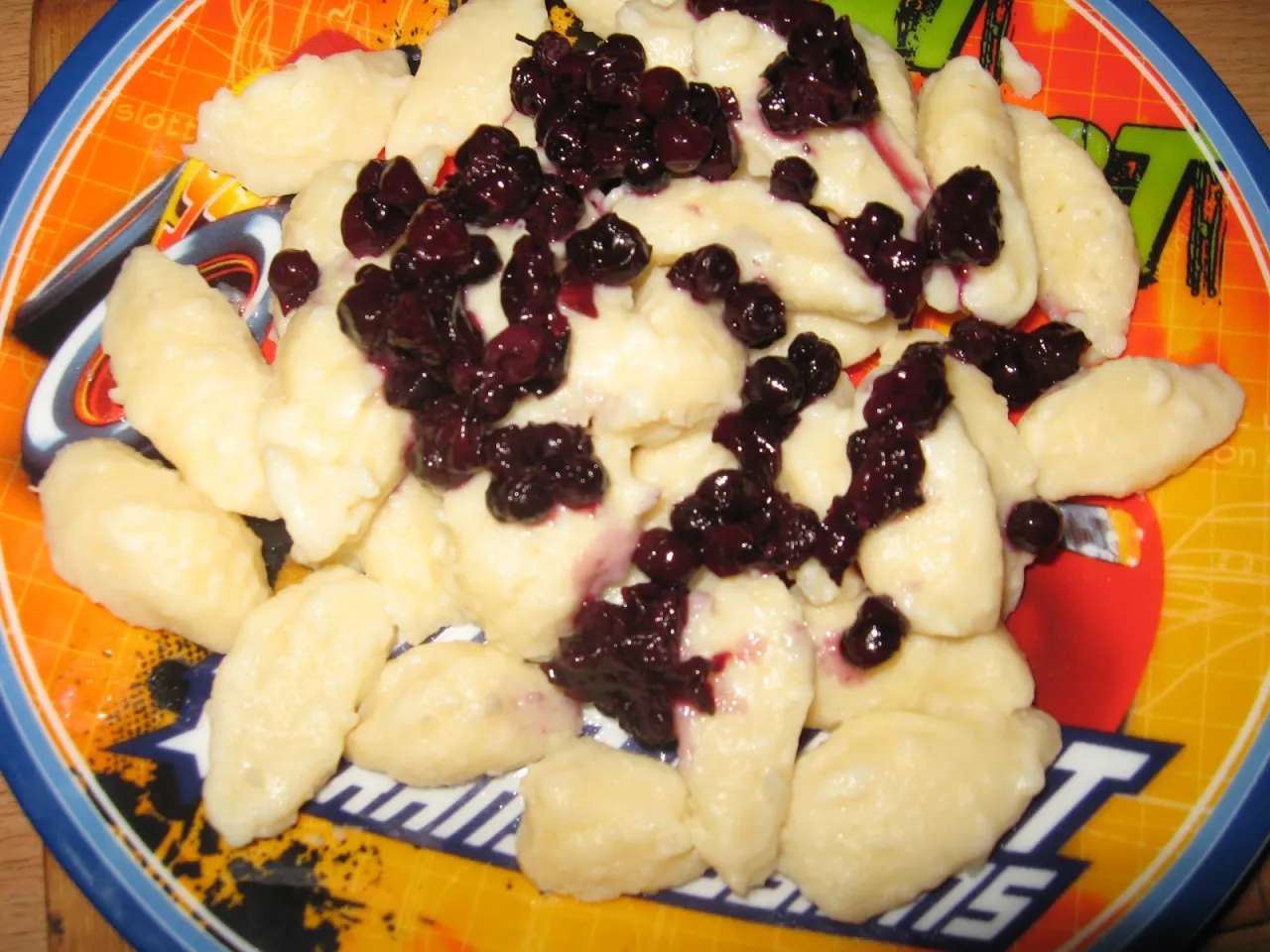 Ugotowane kluski polane masłem i posypane natką pietruszki