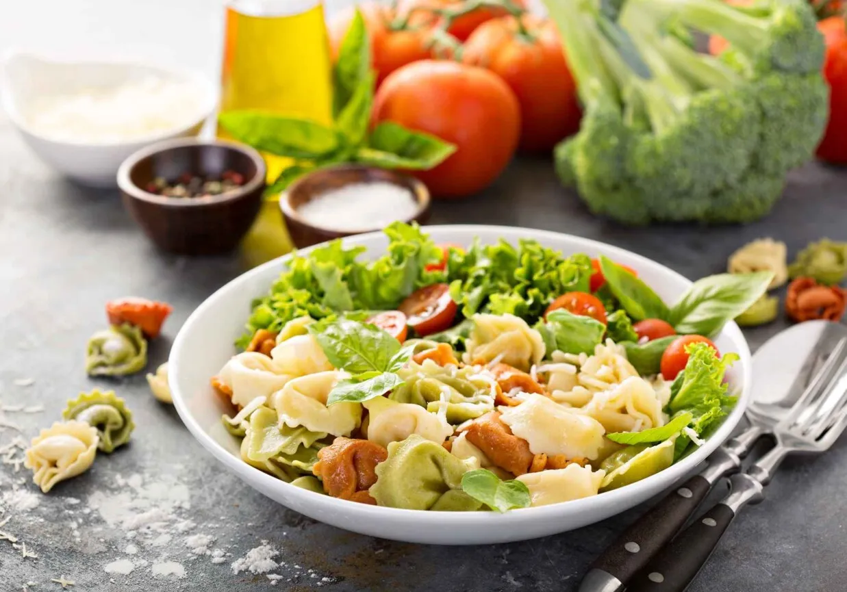 sałatka z tortellini wariant śr&oacute;dziemnomorski