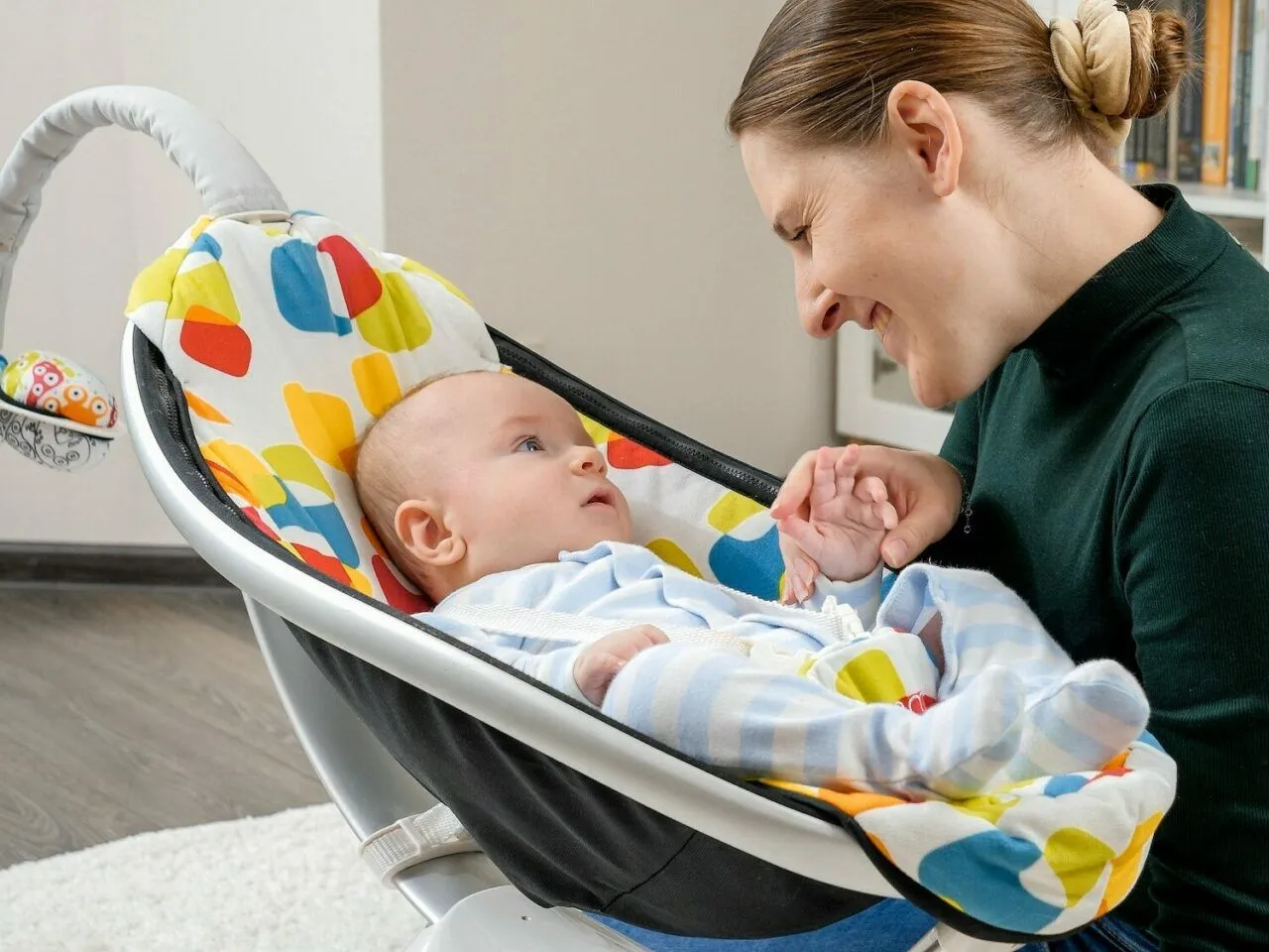 niemowlę w bujaczku z podparciem głowy