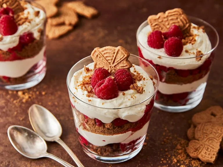 Spekulatius Himbeer Dessert im Glas festlich