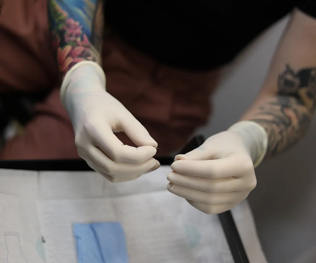 profesjonalne studio piercingu, piercer przy pracy, sterylne narzędzia piercing