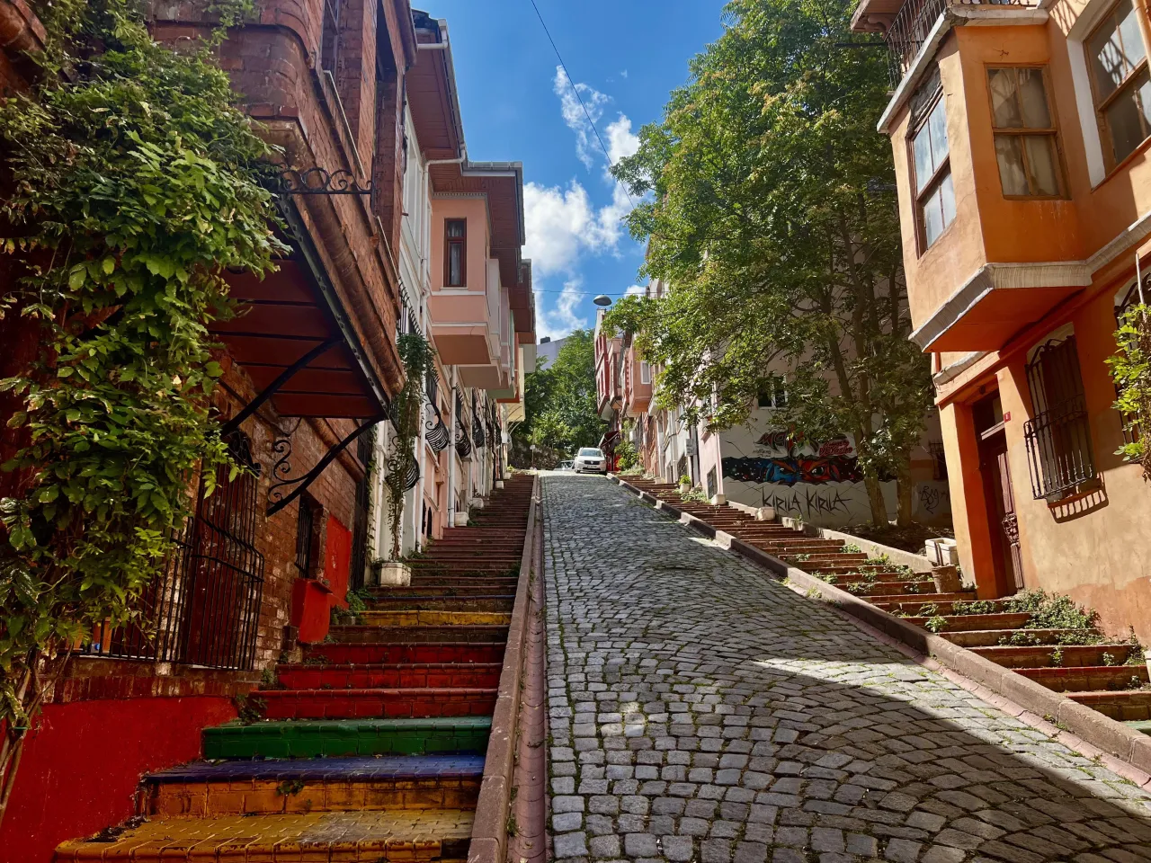 Piękny krajobraz Turcji z ludźmi poza hotelem lub lokalny widok miasta
