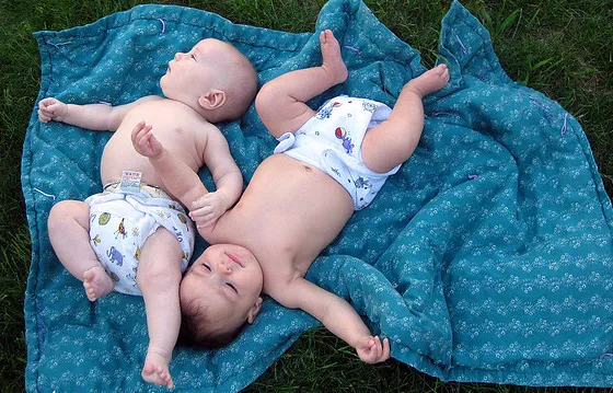 dziecko w pieluszce ekologicznej