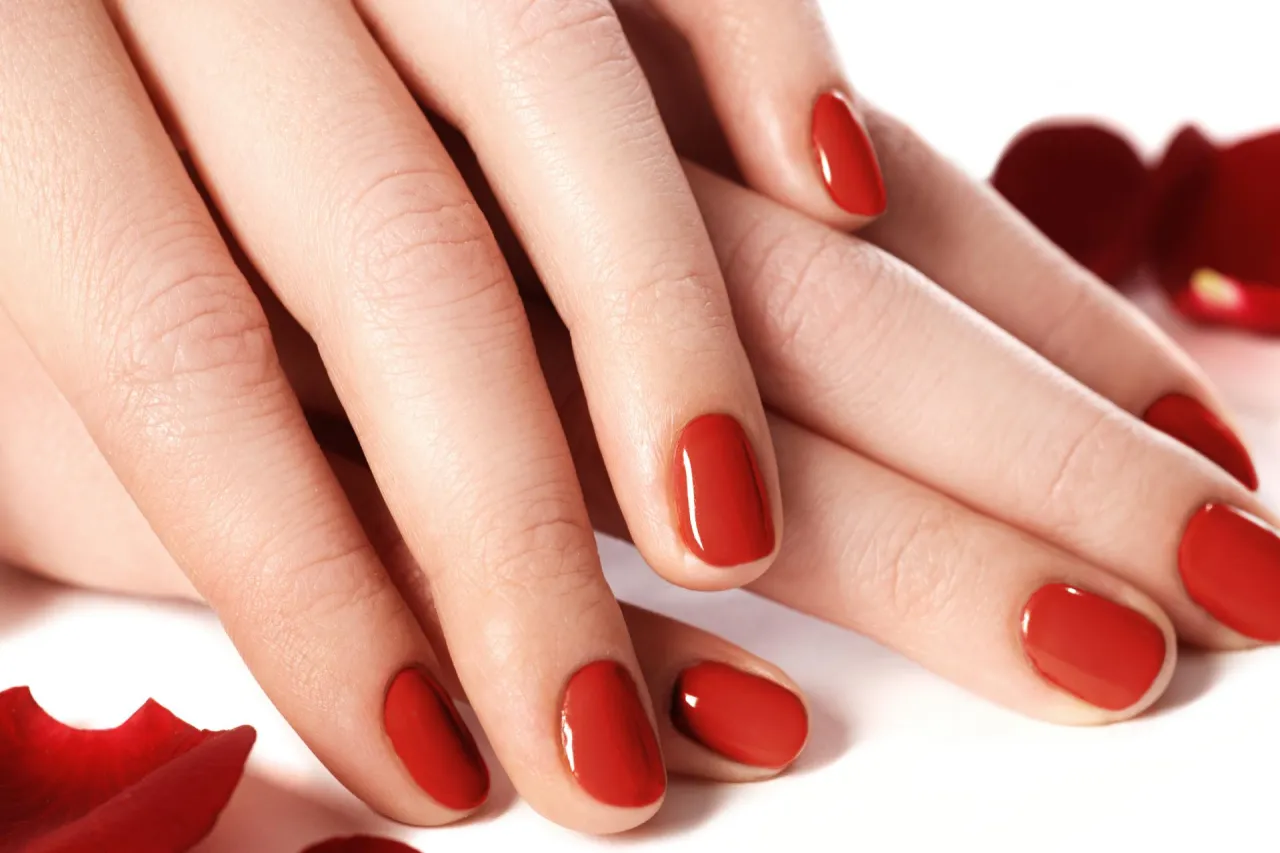 manicure tytanowy kontra hybrydowy