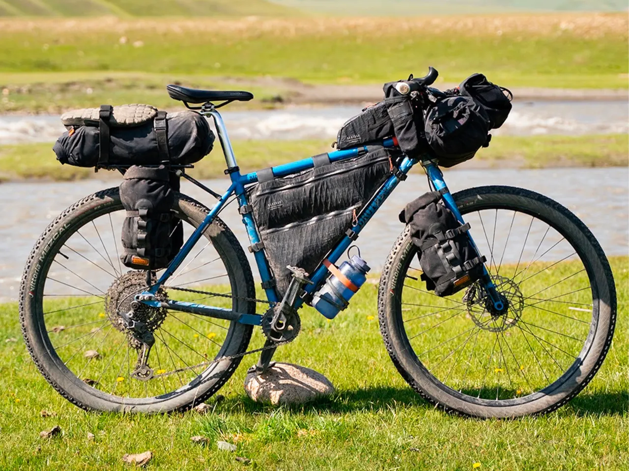 v&eacute;lo avec sacoches avant bien &eacute;quilibr&eacute;es pour le cyclotourisme