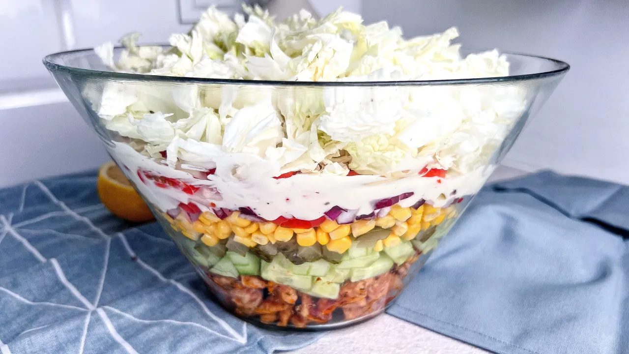 Warstwowa sałatka gyros w szklanej misie. Zastanawiasz się, ile sałatka gyros może stać w lodówce? Najlepiej zjeść ją jak najszybciej!