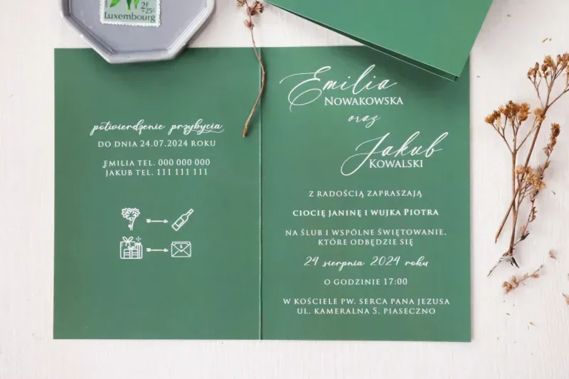 Eleganckie zaproszenie ślubne z kaligrafią na stole