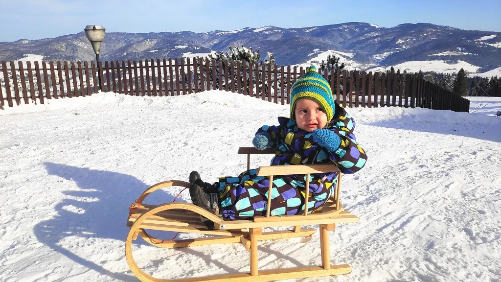 nosidło turystyczne zimą dziecko sanki w g&oacute;rach