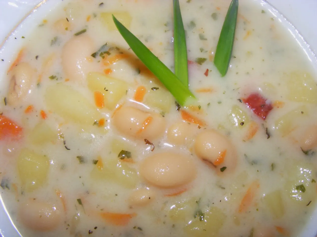 zupa fasolowa ze śmietaną i natką pietruszki