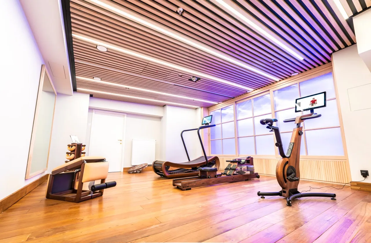 R&oacute;żne maszyny cardio na siłowni: bieżnia, rowerek, orbitrek, wioślarz