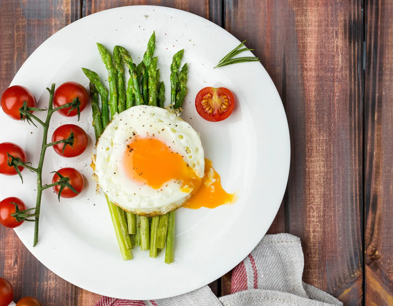 szparagi z jajkiem sadzonym i serem