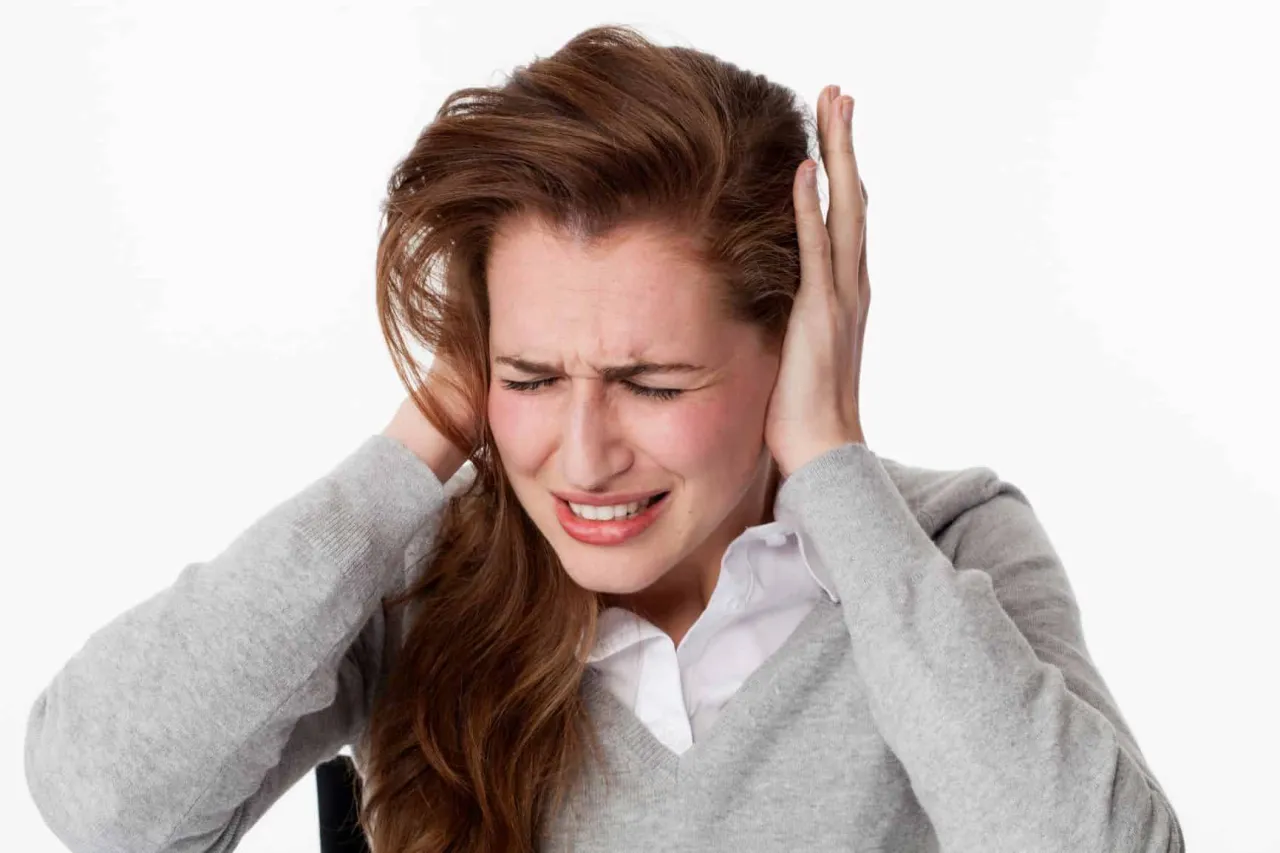 Osoba z b&oacute;lem ucha lub szumami usznymi