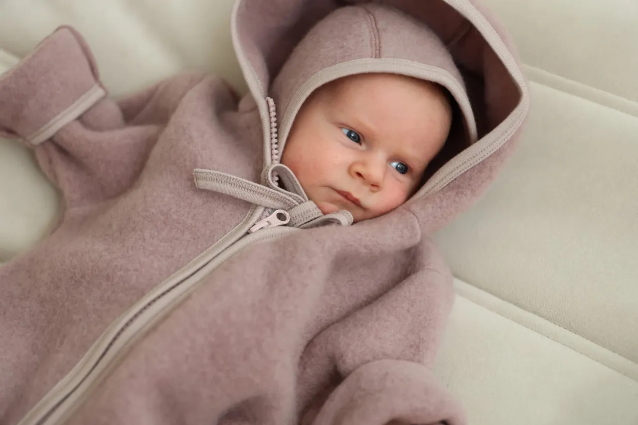 kombinezon z wełny merino dla niemowlaka z bliska