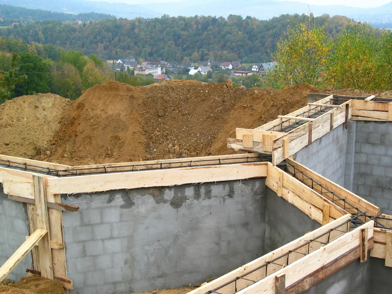 Budowa fundamentów domu, zbrojenie i szalunki. Widać, ile jest ważne pozwolenie na budowę, by móc legalnie stawiać domy.
