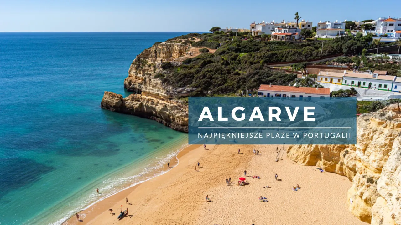 Słoneczna plaża w Hiszpanii lub Portugalii