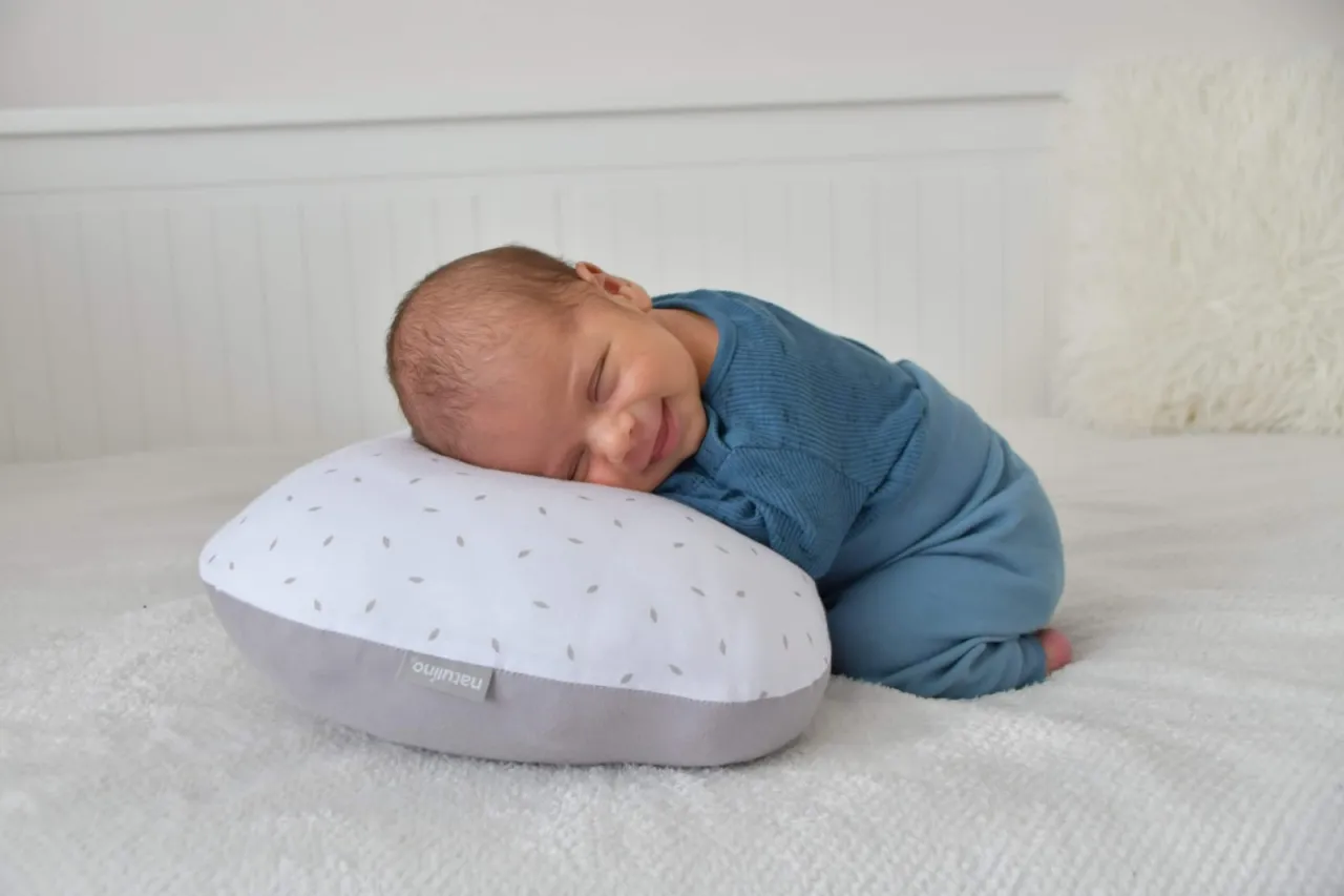 niemowlę na macie edukacyjnej 0-3 miesiące tummy time