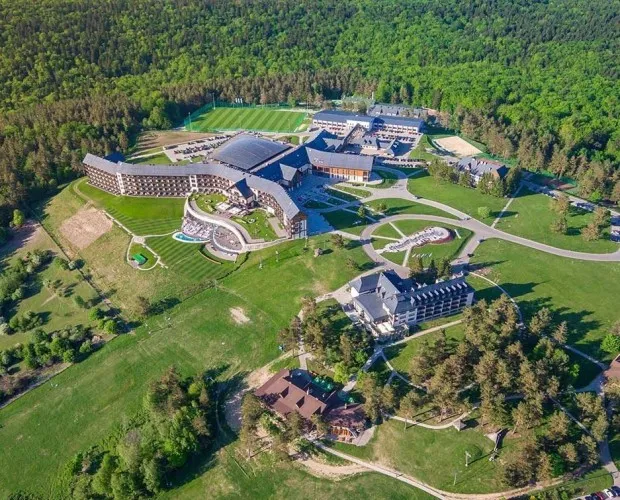 Hotel Arłam&oacute;w wsp&oacute;łczesny kompleks z lotu ptaka