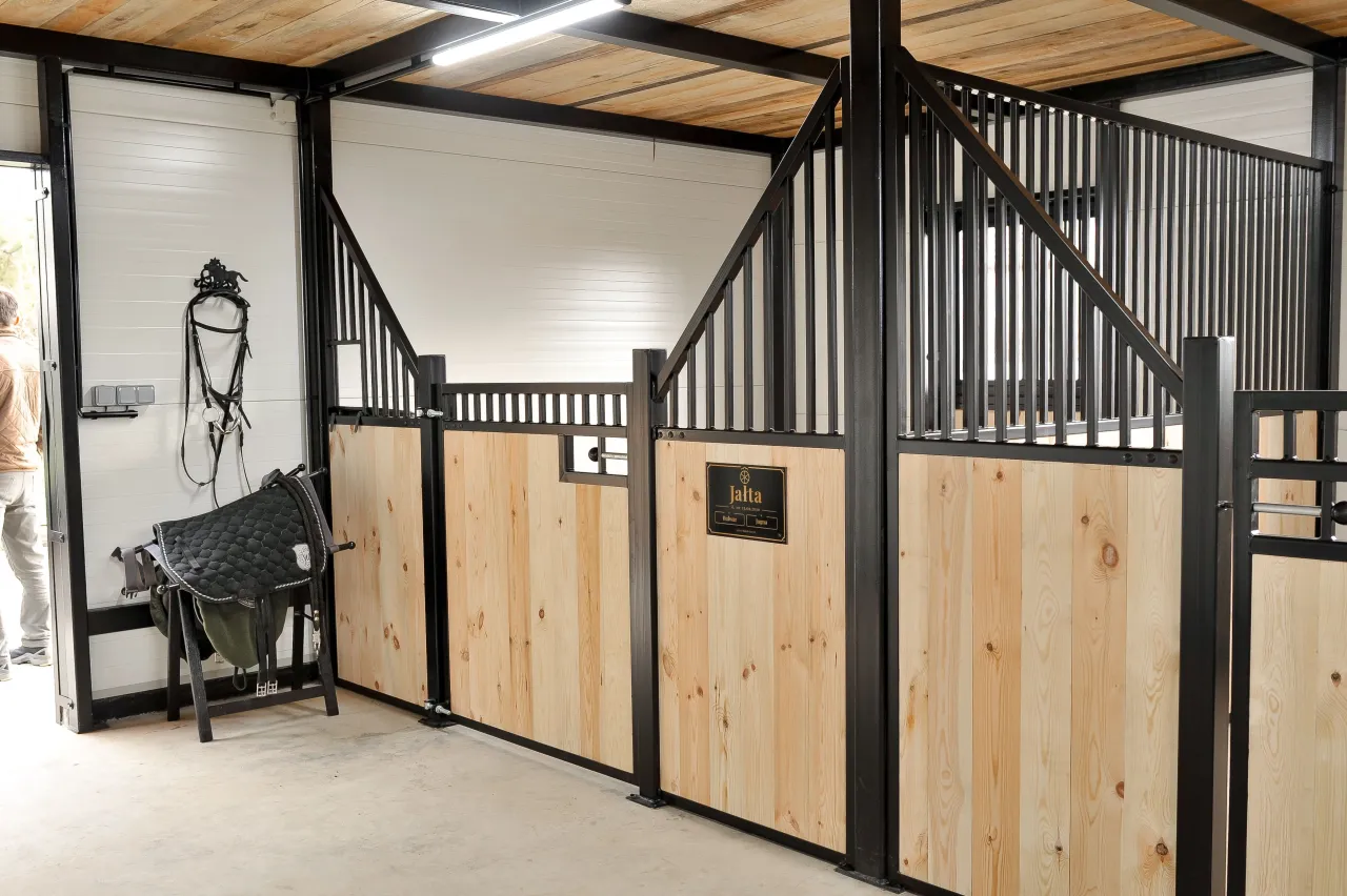 koszt budowy boksu dla konia 2026