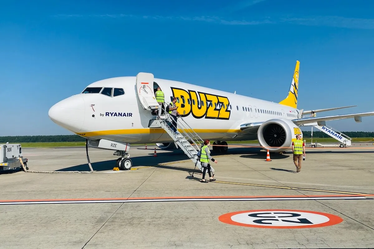 Samolot Buzz by Ryanair z pasażerami na schodkach. Ile samolot&oacute;w ma Ryanair? To jeden z wielu, kt&oacute;re obsługują lotniska.