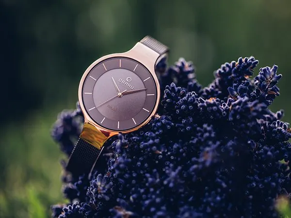 cienki zegarek damski minimalistyczny i biżuteryjny