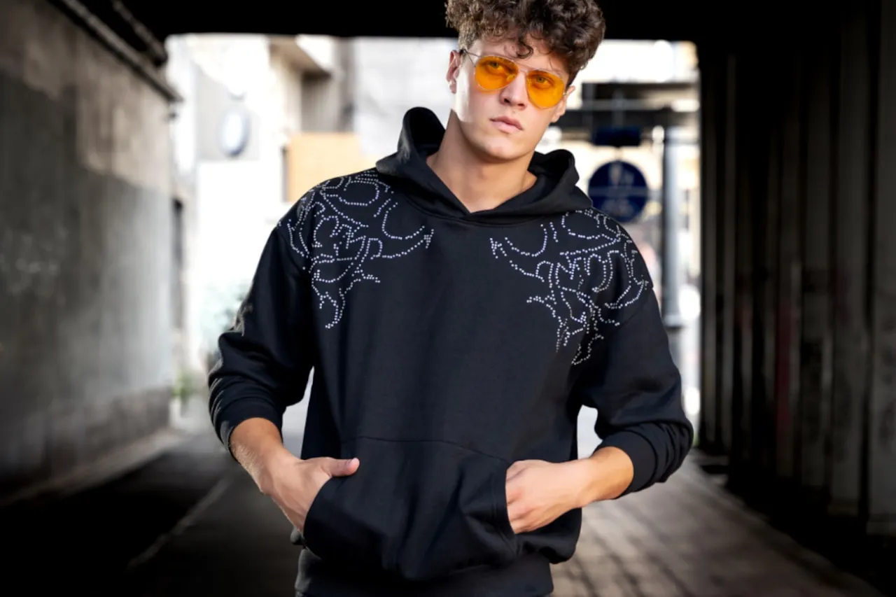 Modne bluzy damskie i męskie stylizacje