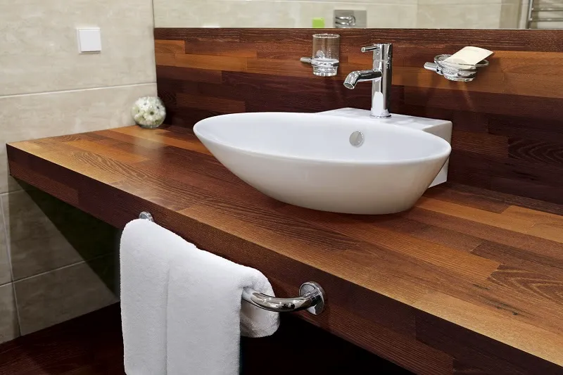 r&oacute;żne gatunki drewna na blaty łazienkowe