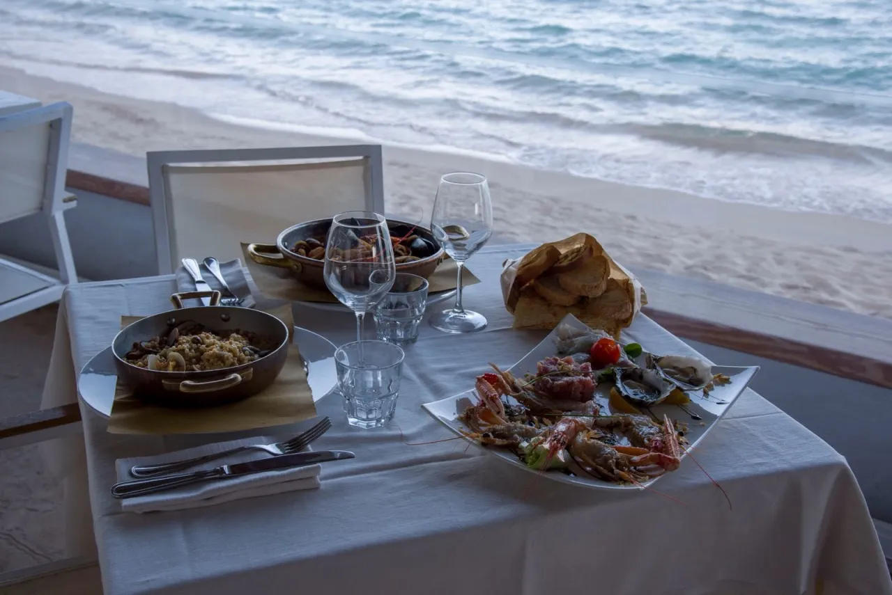 Romantyczna kolacja dla dwojga restauracja z widokiem na morze